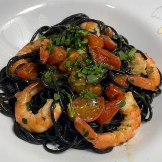 Spaghetti al Nero com camarão e Cherry