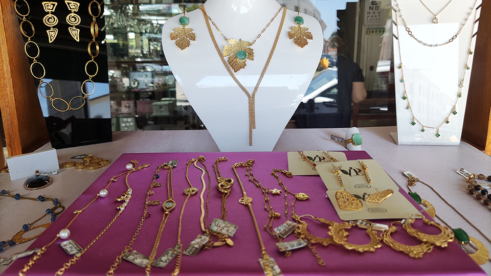 Colares, brincos e pulseiras