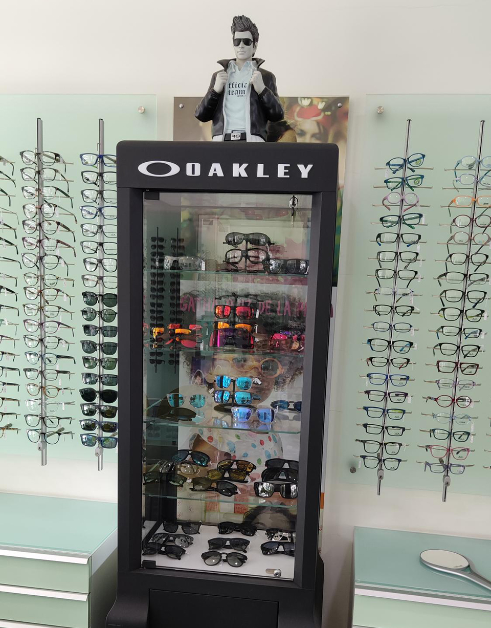 OAKLEY