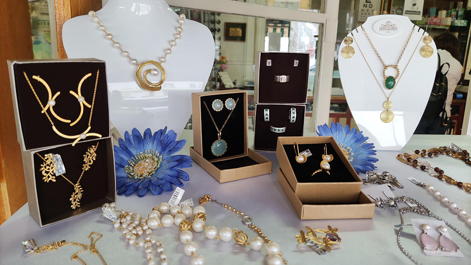 Colares, anéis, brincos em ouro