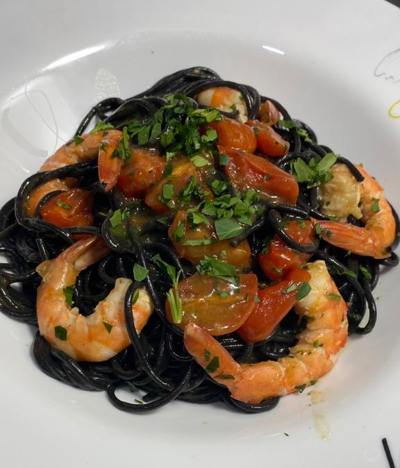 Spagetti Al Nero com Camarão e Cherry